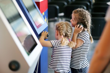 Ausflugsziel: Multi-Touch-Monitoren mit spannend aufbereiteten Informationen, kurzen Filmsequenzen und über das eine oder andere Quiz, kann auch über Gedächtnisspiele und Puzzles das eigene Wissen überprüft und spielerisch erweitert werden - Museum Ostarrichi