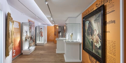 Viaggio con bambini - PLZ 84513 (Deutschland) - Einblick in die Ausstellung "Landshut in der Moderne" - LANDSHUTmuseum