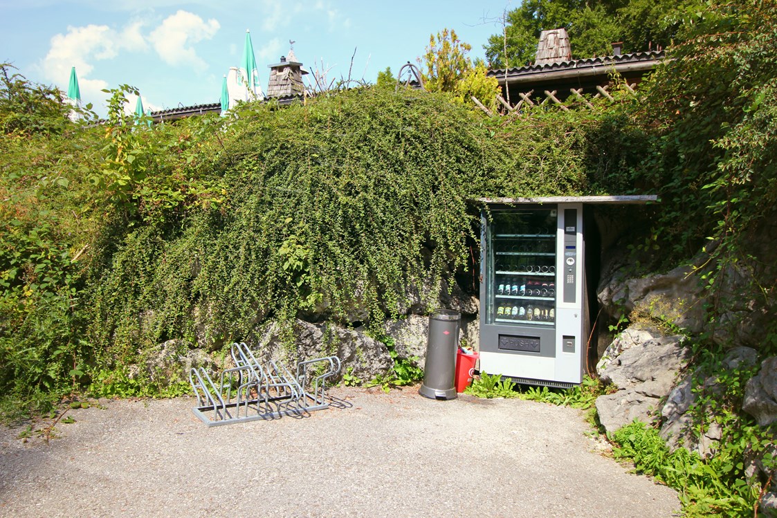 Ausflugsziel: Getränkeautomat für durstige Wanderer - am Montag und Dienstag hat die Alm Ruhetag - Wanderung zur Wolfschwangalm