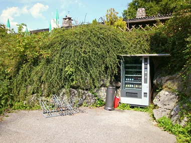 Ausflugsziel: Getränkeautomat für durstige Wanderer - am Montag und Dienstag hat die Alm Ruhetag - Wanderung zur Wolfschwangalm