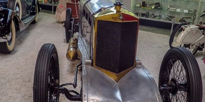 Reis met kinderen - Ellingen - Symbolbild für Ausflugsziel Museum für historische Maybach-Fahrzeuge. Keine korrekte oder ähnlich Darstellung! - Museum für historische Maybach-Fahrzeuge