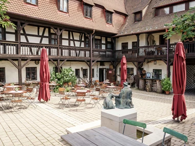 Ausflugsziel: Innenhof mit Dockengalerie  - Deutsches Hirtenmuseum Hersbruck