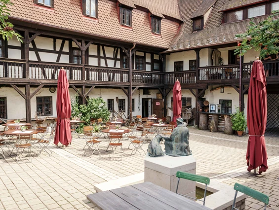 Ausflugsziel: Innenhof mit Dockengalerie  - Deutsches Hirtenmuseum Hersbruck