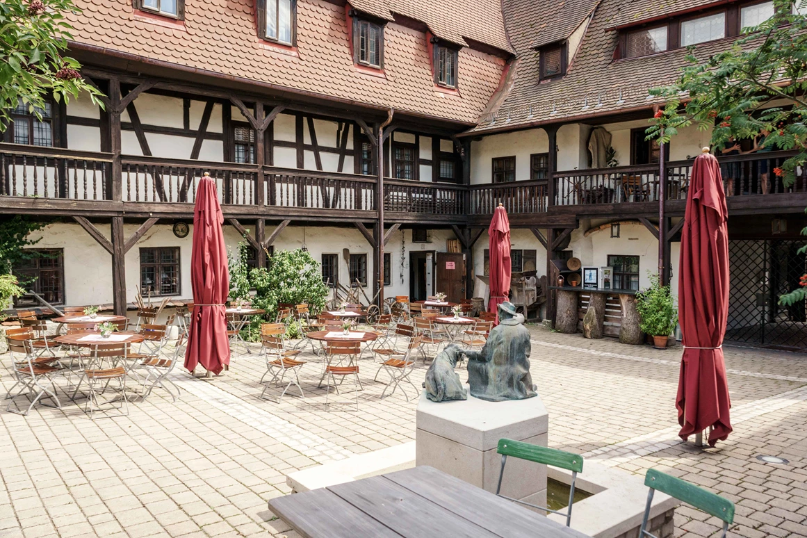 Ausflugsziel: Innenhof mit Dockengalerie  - Deutsches Hirtenmuseum Hersbruck