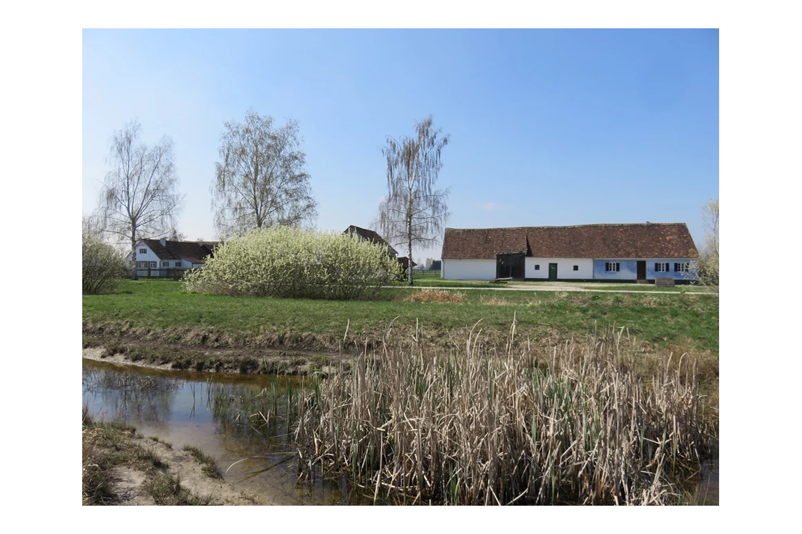 Ausflugsziel: Blick ins Freilichtmusem  - Haus im Moos