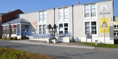 Voyage avec des enfants - Parkmöglichkeiten - Großbreitenbach - Außenansicht Museum - Museum der Deutschen Spielzeugindustrie mit Trachtenpuppensammlung