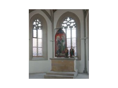 Ausflugsziel: In der im Jahr 1497 in unmittelbarer Nachbarschaft zur Stadtpfarrkirche von Gerolzhofen erbauten Johanniskapelle und im angrenzenden Küsterhaus wurde im Oktober 2006 ein Museum, das unter dem Thema „Kunst und Geist der Gotik“ steht, eröffnet. Die Bestände aus der katholischen Pfarrei Gerolzhofen, Leihgaben aus verschiedenen Museen und aus der Kunstsammlung der Diözese Würzburg dokumentieren die künstlerische Entwicklung der Gotik vernehmlich im fränkischen Raum. - Museum Johanniskapelle „Kunst und Geist der Gotik“