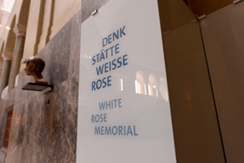 Ausflugsziel: Eingangstafel der DenkStätte Weiße Rose am Lichthof der Ludwig-Maximilians-Universität München - DenkStätte Weiße Rose
