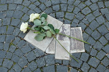 Ausflugsziel: Bodendenkmal zur Weißen Rose vor dem Haupteingang der Ludwig-Maximilians-Universität  - DenkStätte Weiße Rose