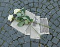 Ausflugsziel: Bodendenkmal zur Weißen Rose vor dem Haupteingang der Ludwig-Maximilians-Universität  - DenkStätte Weiße Rose