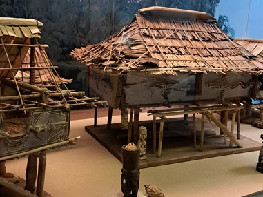Ausflugsziel: Pfahlhausmodelle aus Papua Neuguinea  - Naturhistorisches Museum