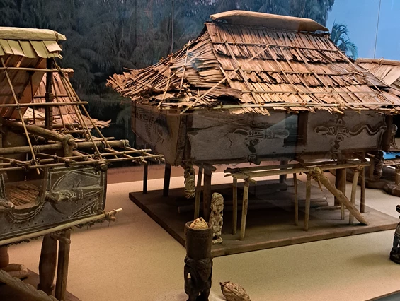 Ausflugsziel: Pfahlhausmodelle aus Papua Neuguinea  - Naturhistorisches Museum