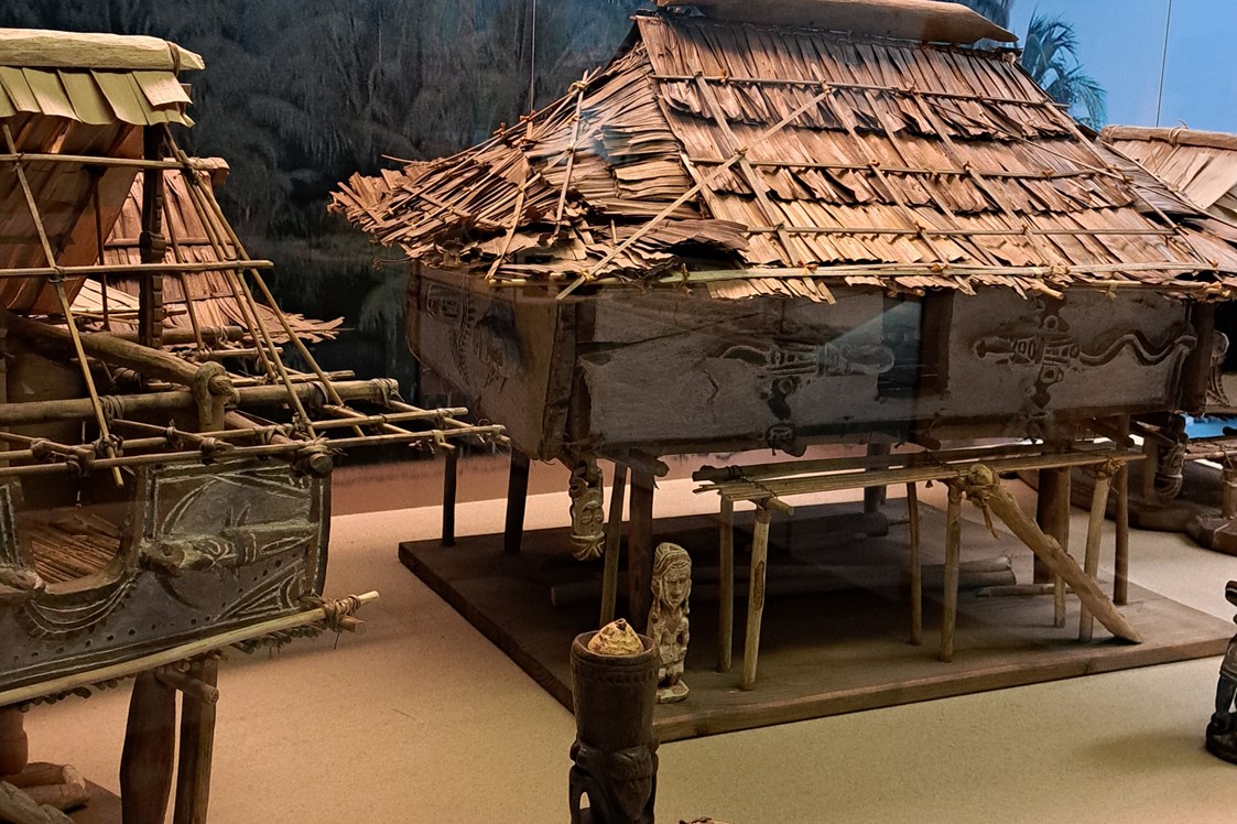 Ausflugsziel: Pfahlhausmodelle aus Papua Neuguinea  - Naturhistorisches Museum