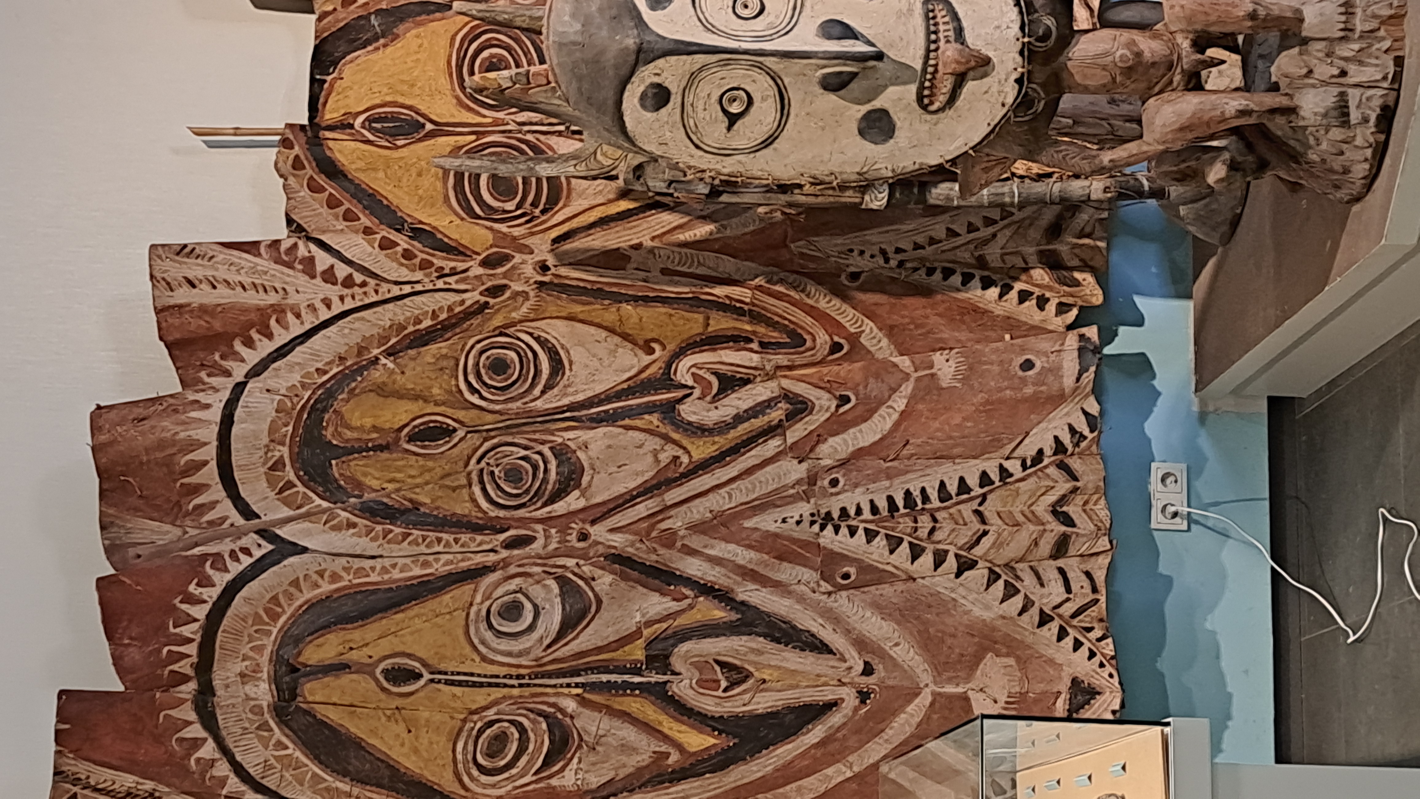 Ausflugsziel: Verkleidungen eines Männerhauses und Rednerstuhl aus Papua Neuguinea  - Naturhistorisches Museum