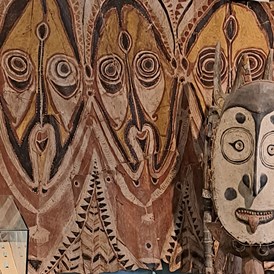 Ausflugsziel: Verkleidungen eines Männerhauses und Rednerstuhl aus Papua Neuguinea  - Naturhistorisches Museum