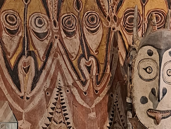 Ausflugsziel: Verkleidungen eines Männerhauses und Rednerstuhl aus Papua Neuguinea  - Naturhistorisches Museum