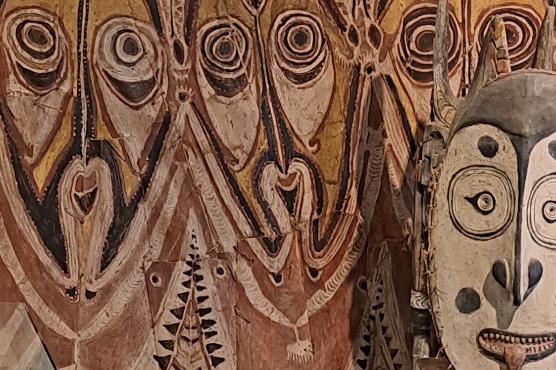 Ausflugsziel: Verkleidungen eines Männerhauses und Rednerstuhl aus Papua Neuguinea  - Naturhistorisches Museum