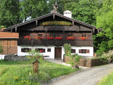 Ausflugsziel: Blick aufs Museum  - Bauernhausmuseum Rohrdorf im Achentaler Heimathaus