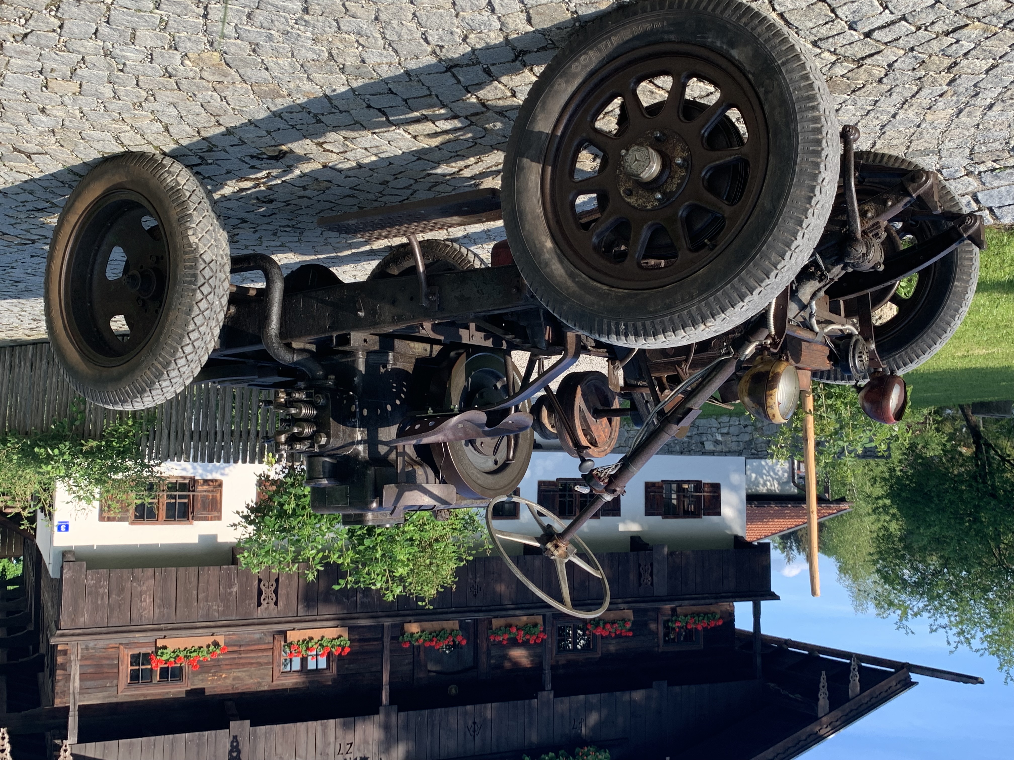 Ausflugsziel: Traktor auf ehemaligen Horch 350 Fahrgestell. 
Umgebaut im Jahr 1939. - Bauernhausmuseum Rohrdorf im Achentaler Heimathaus