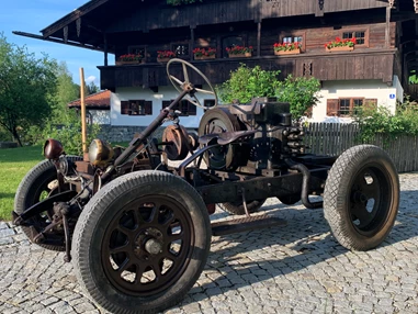 Ausflugsziel: Traktor auf ehemaligen Horch 350 Fahrgestell. 
Umgebaut im Jahr 1939. - Bauernhausmuseum Rohrdorf im Achentaler Heimathaus