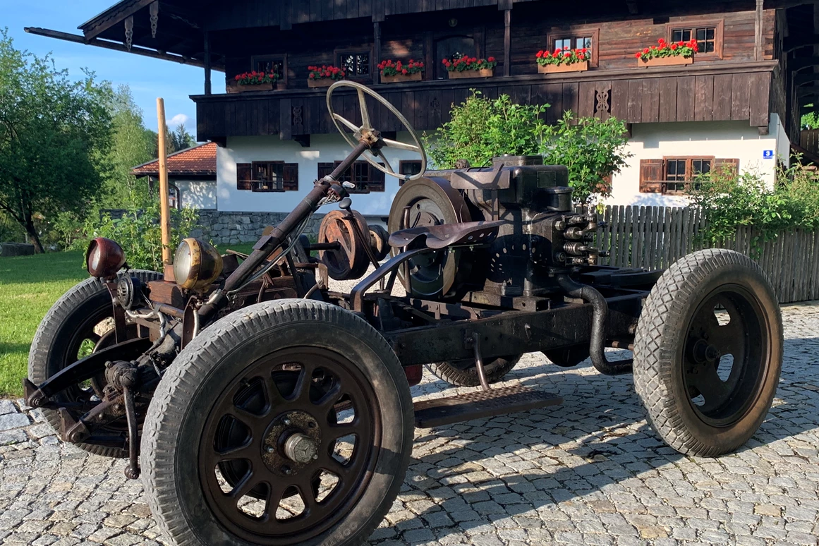 Ausflugsziel: Traktor auf ehemaligen Horch 350 Fahrgestell. 
Umgebaut im Jahr 1939. - Bauernhausmuseum Rohrdorf im Achentaler Heimathaus