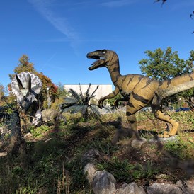 Ausflugsziel: Urzeitmuseum Taufkirchen - Außenaufnahme. Triceratops frontal und Raptor  - Urzeitmuseum – Sammlung Kapustin