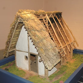 Ausflugsziel: Modell eines Hauses aus der Frühlatènezeit (480 - 300 v. Chr.) - Museum für Archäologie und Gemeindegeschichte Gutenstetten