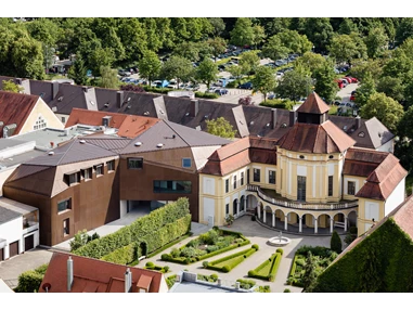 Ausflugsziel: Blick auf die Alte Anatomie mit Neubau und Arzneipflanzengarten - Deutsches Medizinhistorisches Museum