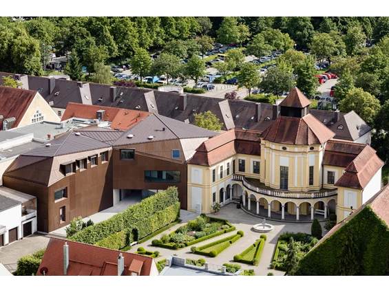 Ausflugsziel: Blick auf die Alte Anatomie mit Neubau und Arzneipflanzengarten - Deutsches Medizinhistorisches Museum