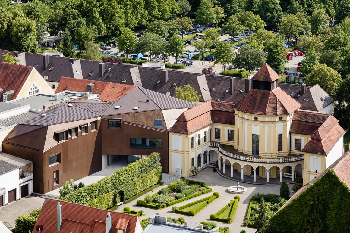 Ausflugsziel: Blick auf die Alte Anatomie mit Neubau und Arzneipflanzengarten - Deutsches Medizinhistorisches Museum