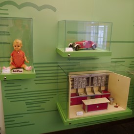 Ausflugsziel: Hörstationen "Kriegsspielzeug": Hier werden die besonderen Geschichten dieser drei Spielsachen erzählt, die Kindern durch die Schrecken des Zweiten Weltkriegs halfen. - Coburger Puppenmuseum