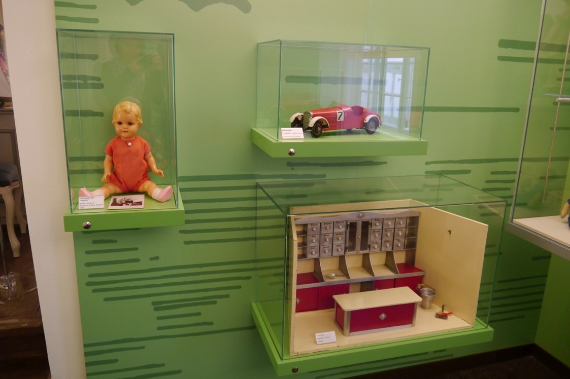 Ausflugsziel: Hörstationen "Kriegsspielzeug": Hier werden die besonderen Geschichten dieser drei Spielsachen erzählt, die Kindern durch die Schrecken des Zweiten Weltkriegs halfen. - Coburger Puppenmuseum