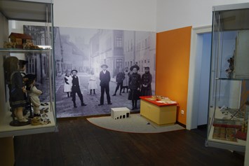 Ausflugsziel: Raum "Alte Kinderspiele drinnen und draußen" - Coburger Puppenmuseum