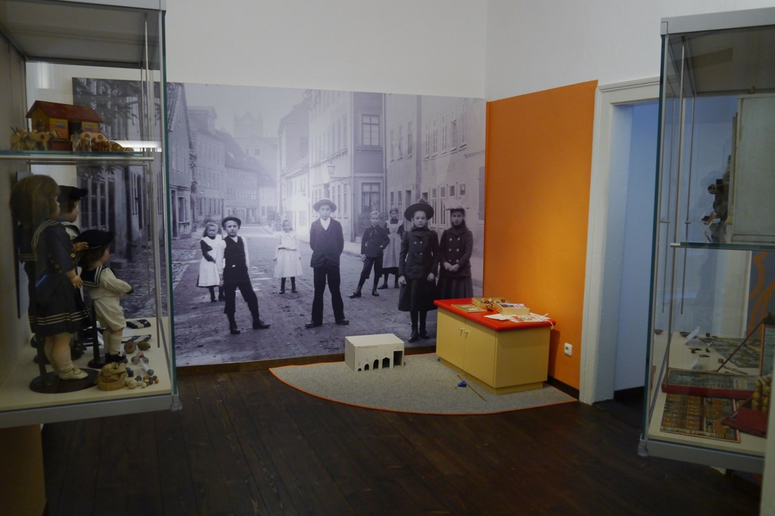 Ausflugsziel: Raum "Alte Kinderspiele drinnen und draußen" - Coburger Puppenmuseum