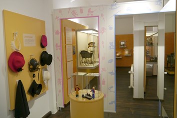 Ausflugsziel: Mitmachstation "Welchen Hut möchtest Du Dir aufsetzen? Welche Rolle spielst Du in Deinem Leben?" - Coburger Puppenmuseum