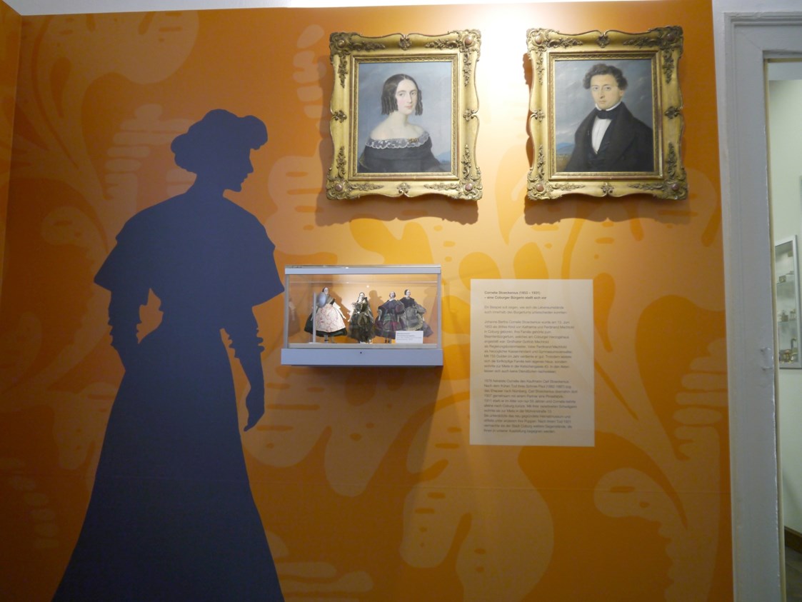 Ausflugsziel: Impression aus dem Raum "Bürgerliche Familie im 19. Jahrhundert" - Coburger Puppenmuseum
