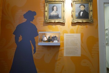 Ausflugsziel: Impression aus dem Raum "Bürgerliche Familie im 19. Jahrhundert" - Coburger Puppenmuseum