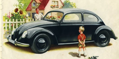 Ausflug mit Kindern - PLZ 97907 (Deutschland) - Innenseite eines Werbeprospekts für den KdF-Wagen, verteilt von allen „örtlichen Dienststellen der Deutschen Arbeitsfront und der NS-Gemeinschaft "Kraft durch Freude", um 1938. (In der ständigen Ausstellung des Lohrer Schulmuseums, Abteilung Elternhaus/Drittes Reich.) - Das Lohrer Schulmuseum: Spezialmuseum und Stadtmuseum