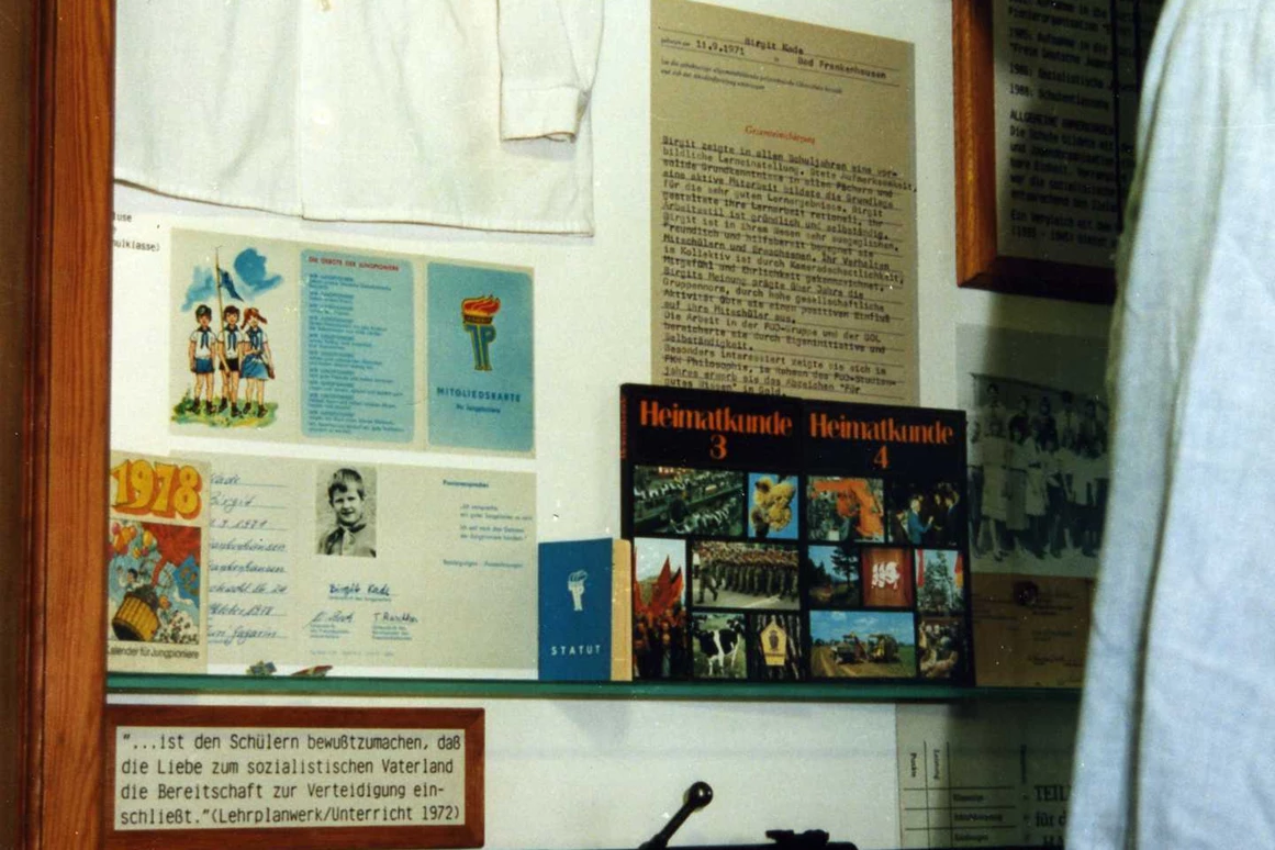 Ausflugsziel: Begegnung mit der Vergangenheit im Lohrer Schulmuseum 1996: Dr.-Ing. Klaus-Dietrich Handtke erinnert sich an seine Schulzeit in der ehemaligen DDR (zufällig 1996 bei den Aufnahmen als Gast im Schulmuseum) - Das Lohrer Schulmuseum: Spezialmuseum und Stadtmuseum