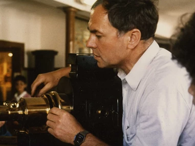 Ausflugsziel: Eduard Stenger an der Laterna magica, Wochenende, Samstag-Ausgabe der Mainpost - Das Lohrer Schulmuseum: Spezialmuseum und Stadtmuseum