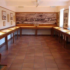 Ausflugsziel: Blick in den Ausstellungsraum "Die Schulstadt Lohr a.Main" - Das Lohrer Schulmuseum: Spezialmuseum und Stadtmuseum