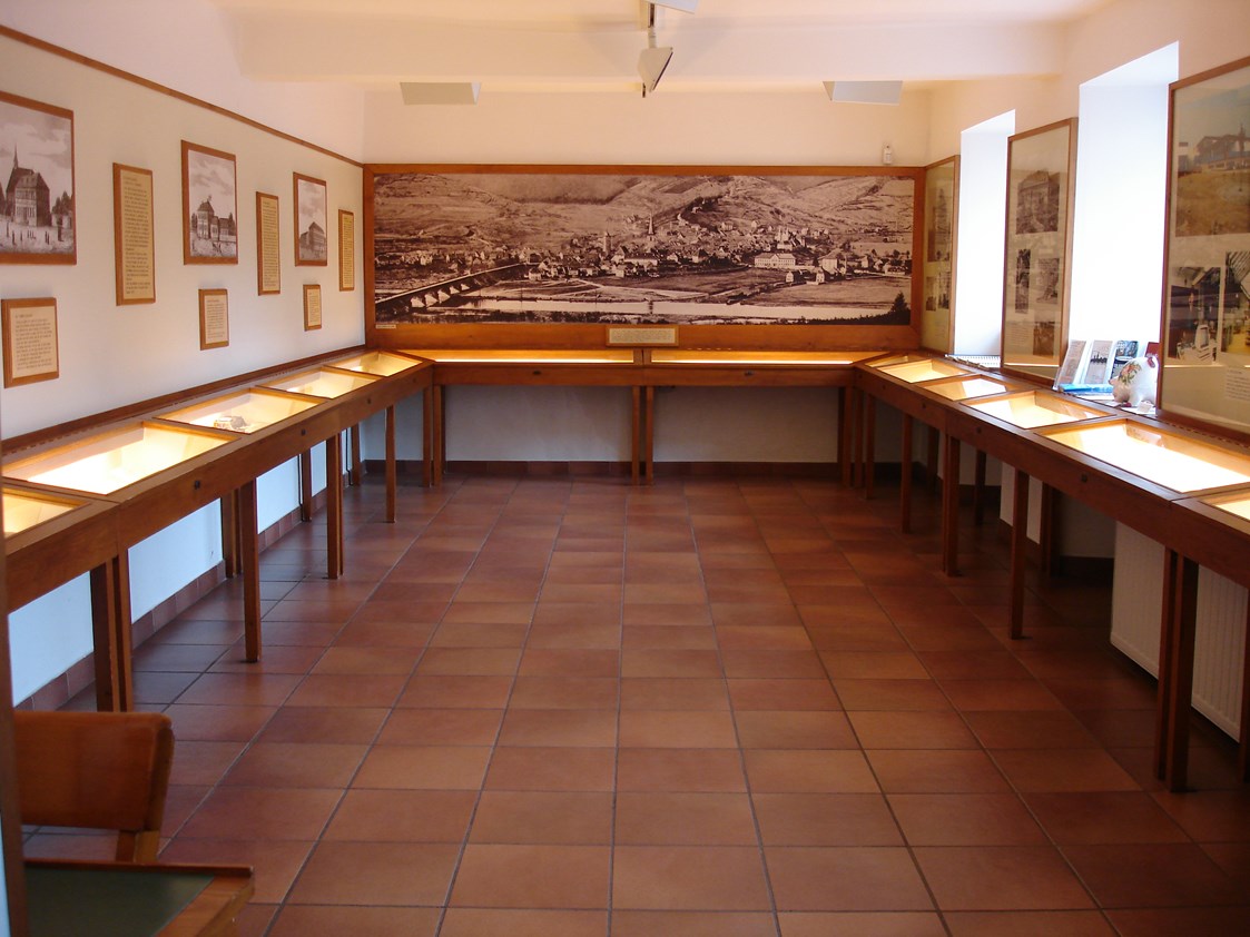 Ausflugsziel: Blick in den Ausstellungsraum "Die Schulstadt Lohr a.Main" - Das Lohrer Schulmuseum: Spezialmuseum und Stadtmuseum