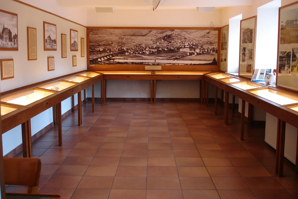 Ausflugsziel: Blick in den Ausstellungsraum "Die Schulstadt Lohr a.Main" - Das Lohrer Schulmuseum: Spezialmuseum und Stadtmuseum