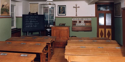Ausflug mit Kindern - PLZ 97907 (Deutschland) - Klassenzimmer um 1910: Untertanenerziehung in der Kaiserzeit - Das Lohrer Schulmuseum: Spezialmuseum und Stadtmuseum