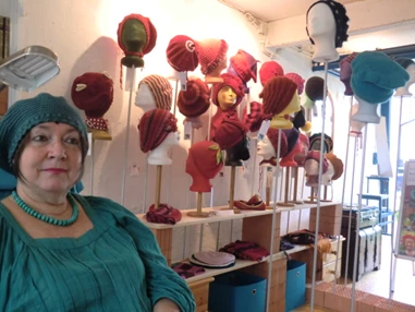 Ausflugsziel: Gabriela Graf-Braune im Atelier"Walk in Beauty" mit außergewöhnlichen Hut- und Mützenkreationen - Haus der Kulturen