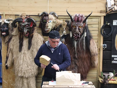 Ausflugsziel: Beim Künstlerfest zeigen die Gablinger Perchten, wie sie ihre Holzmasken herstellen - Haus der Kulturen