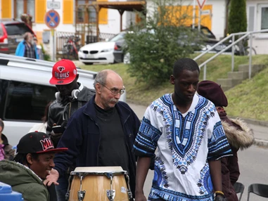 Ausflugsziel: Gleich um die Ecke ist das Diedorfer Begegnungszentrum Diez, von dem uns durch die Trommelgruppe lautstarke Unterstützung beim Künstlerfest angeboten wird - Haus der Kulturen