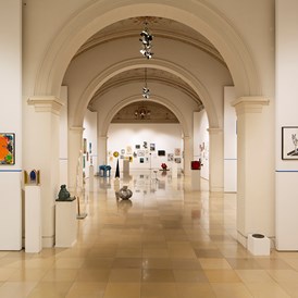 Ausflugsziel: Ausstellungsansicht: ALLES IMMER JETZT - Galerie der Künstler