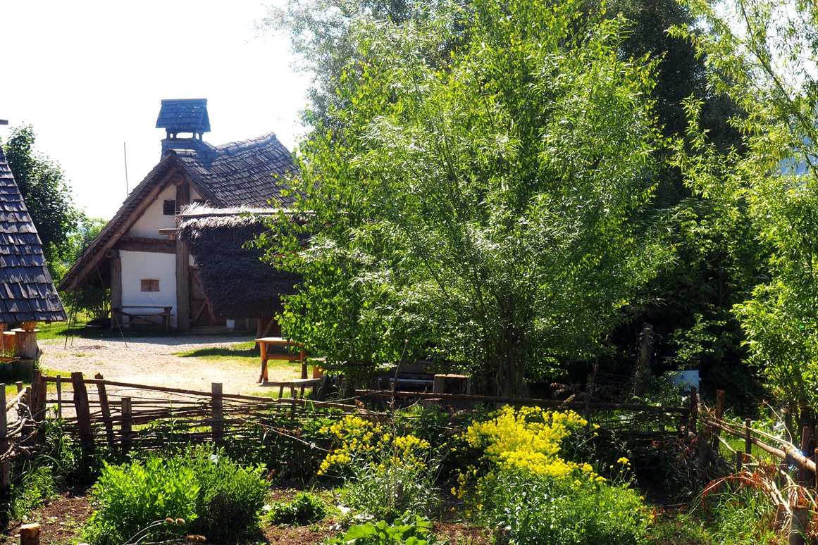 Ausflugsziel: Vorgeschichtliches Erlebnisdorf ALCMONA