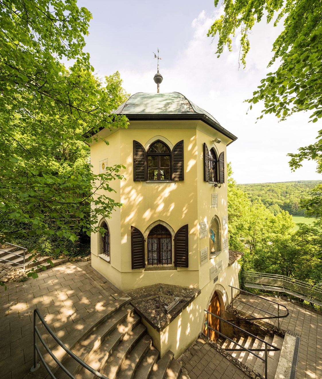 Ausflugsziel: Der denkmalgeschützte Turm mit dem Eingang zur Tropfsteinhöhle. Im ersten Stock befindet sich das kleine Museum.  - Tropfsteinhöhle Schulerloch